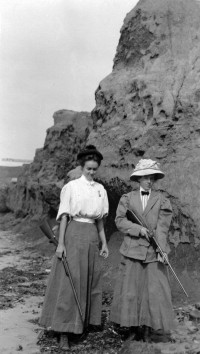 Edna Watson (right) with colleague Myrtle Johnson, circa 1910
