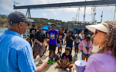 Scripps alumna and NOAA Fisheries scientist Noelle Bowlin and University of California research data specialist Steve Diggs talking with Bridge Builders students.