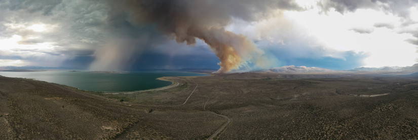 Вид с воздуха на дым от лесного пожара