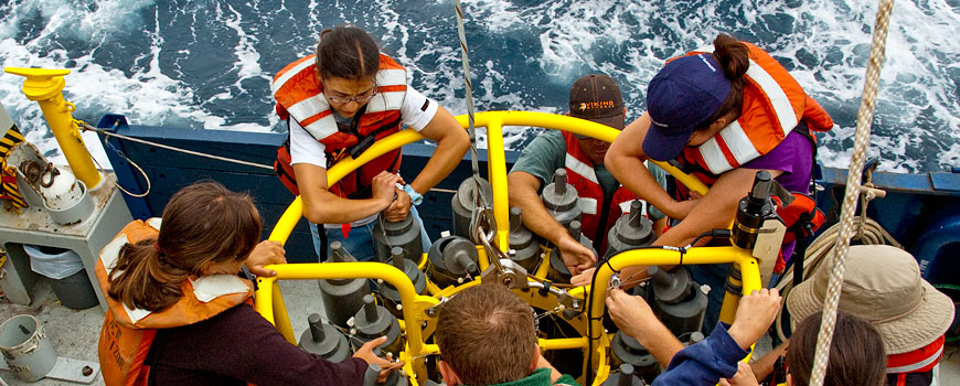 Students help deploy a CTD aboard New Horizon